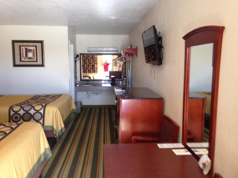 Queen Room with Two Queen Beds - Non-Smoking image 3