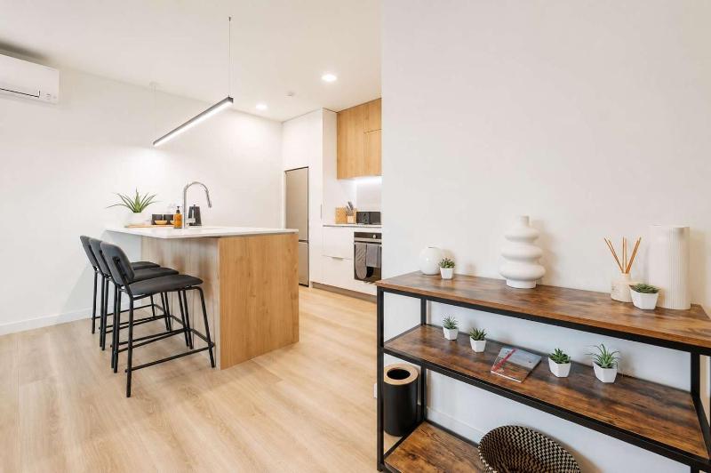 Modern 1BR Retreat with Bath & Laundry - Manchester - image 5