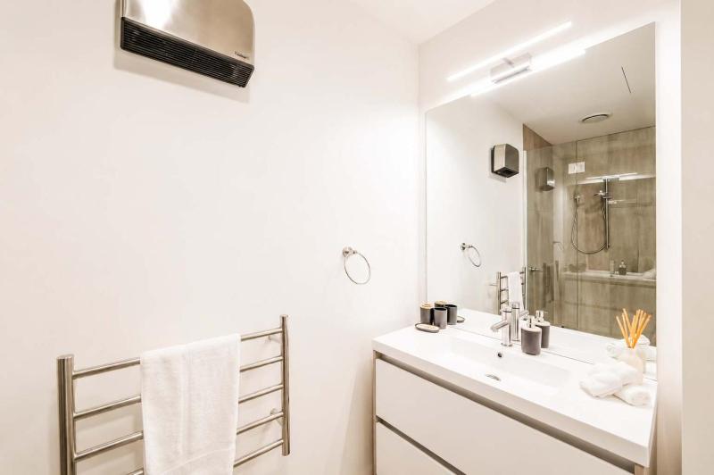 Modern 1BR Retreat with Bath & Laundry - Manchester - image 13