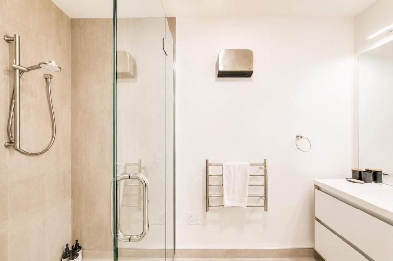 Modern 1BR Retreat with Bath & Laundry - Manchester - image 3