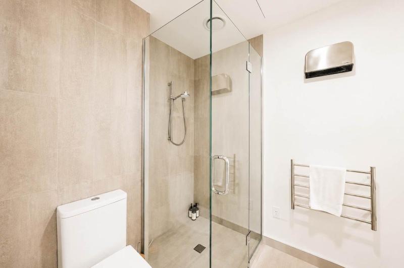 Modern 1BR Retreat with Bath & Laundry - Manchester - image 12