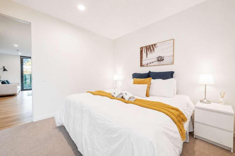 Modern 1BR Retreat with Bath & Laundry - Manchester - image 18