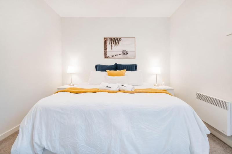Modern 1BR Retreat with Bath & Laundry - Manchester - image 11