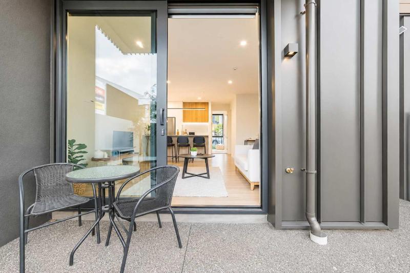 Modern 1BR Retreat with Bath & Laundry - Manchester - image 8