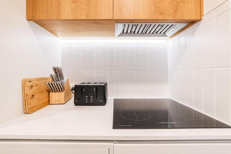 Modern 1BR Retreat with Bath & Laundry - Manchester - image 16