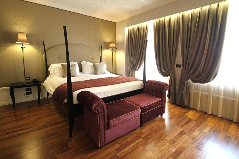 Suite with City View image 4