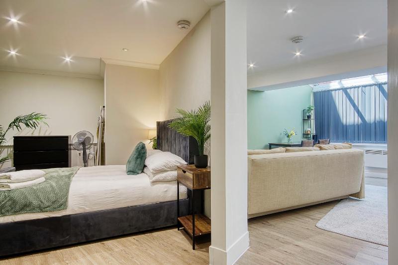 Westhill Road Apartment - image 4