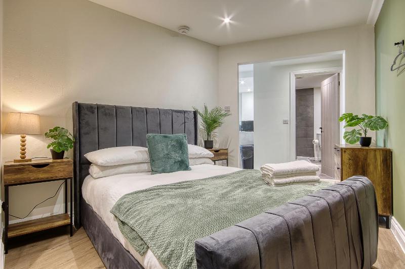 Westhill Road Apartment - image 14