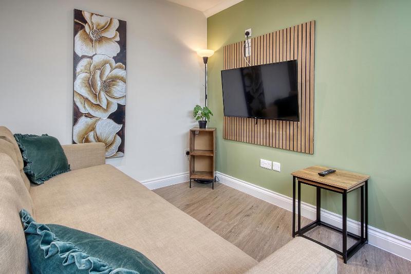 Westhill Road Apartment - image 7