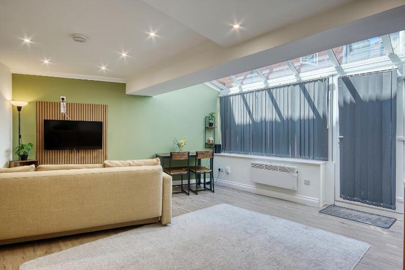 Westhill Road Apartment - image 12