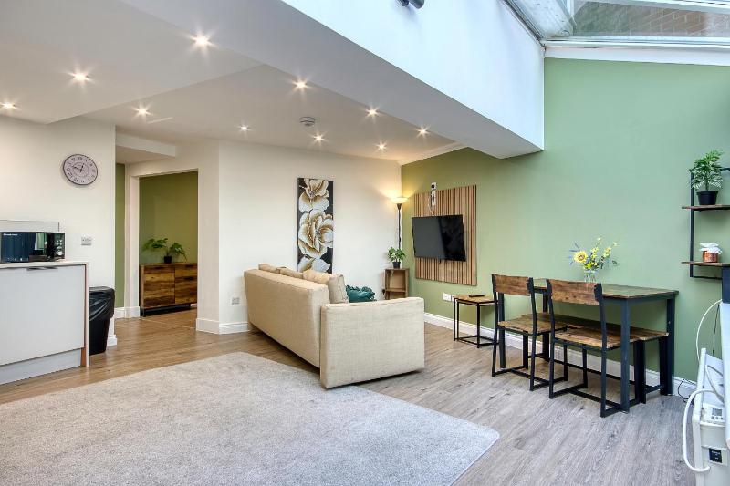Westhill Road Apartment - image 15