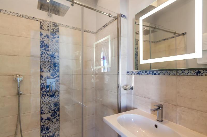 Superior Double Room with Balcony image 4