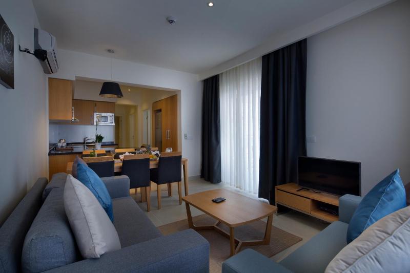 1 Double 1 Twin Beds Superior Room image 4