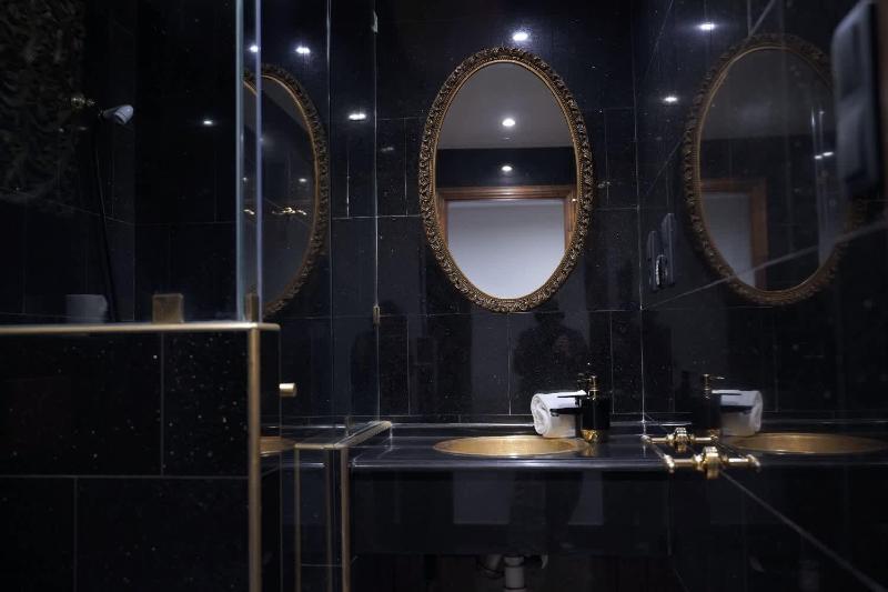 Grand Blvd Boutique Studio Opera with Gold Bath - image 13