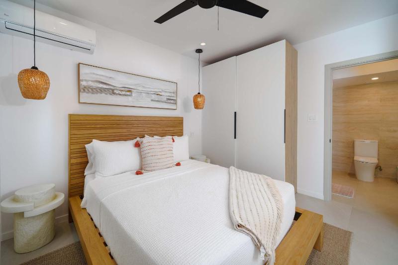 New CHIC 3BR Villa Walk to Beach Pool & Terrace - image 7