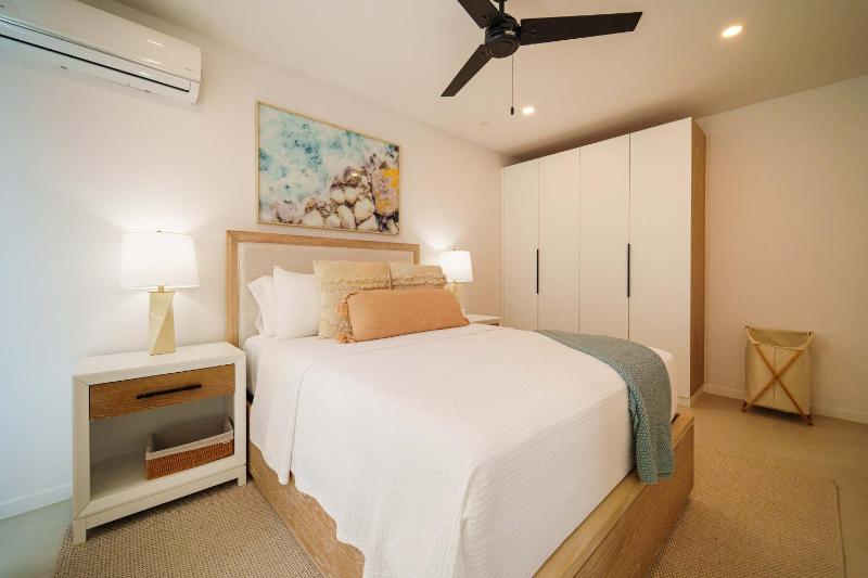New CHIC 3BR Villa Walk to Beach Pool & Terrace - image 9