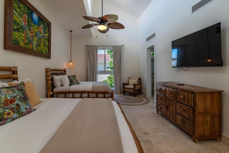 5BR Luxury Oasis Pool Golf & Lake Ocean acces - image 24