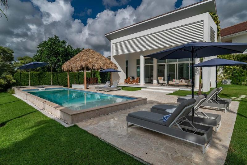 5BR Luxury Oasis Pool Golf & Lake Ocean acces - image 33