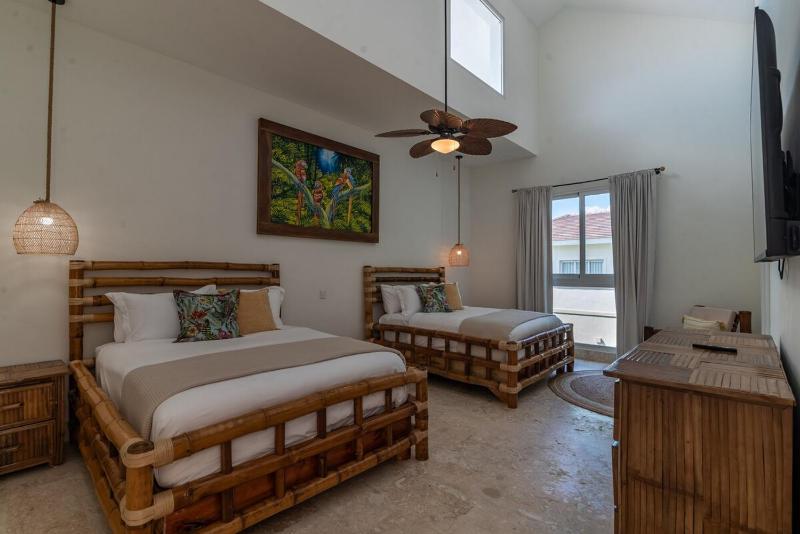 5BR Luxury Oasis Pool Golf & Lake Ocean acces - image 26