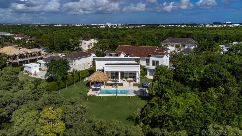 5BR Luxury Oasis Pool Golf & Lake Ocean acces - image 25