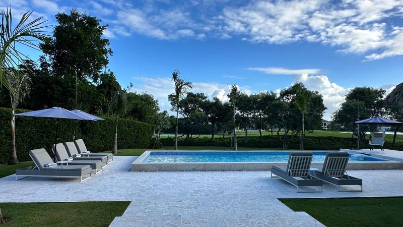 5BR Luxury Oasis Pool Golf & Lake Ocean acces - image 17