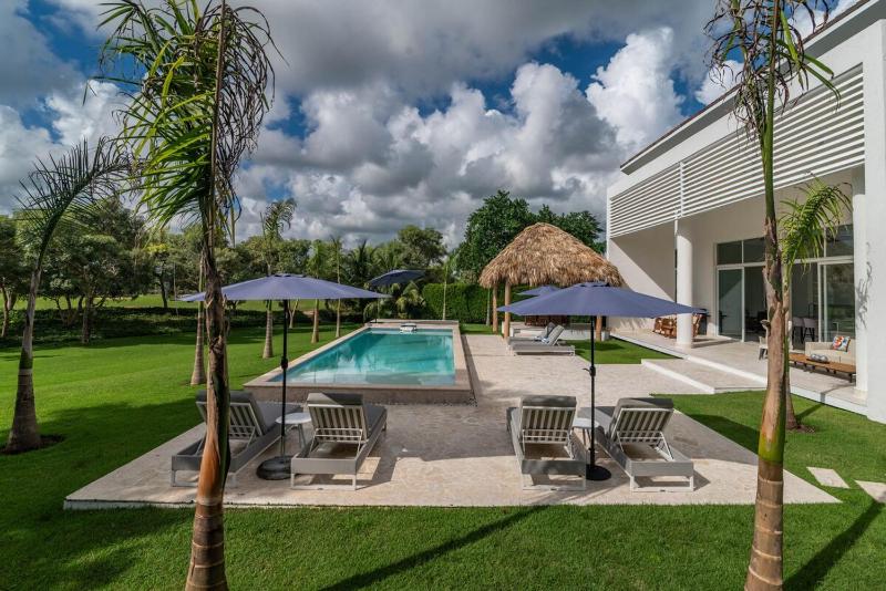 5BR Luxury Oasis Pool Golf & Lake Ocean acces - image 36