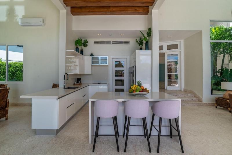 5BR Luxury Oasis Pool Golf & Lake Ocean acces - image 35
