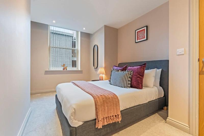 Modern 2BR Apt in Leeds Arena Uni City Hub Stay - image 17