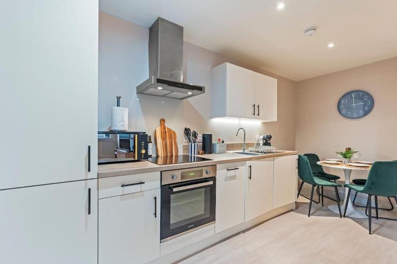 Modern 2BR Apt in Leeds Arena Uni City Hub Stay - image 21