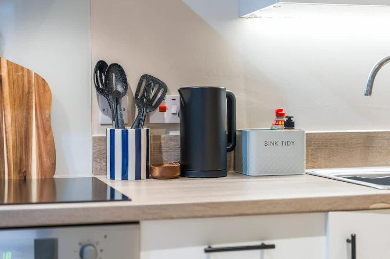 Modern 2BR Apt in Leeds Arena Uni City Hub Stay - image 16