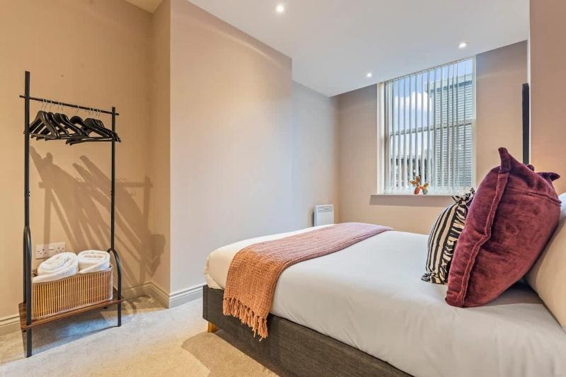 Modern 2BR Apt in Leeds Arena Uni City Hub Stay - image 14