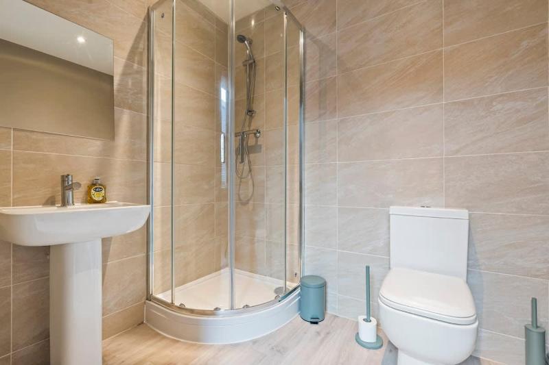 Modern 2BR Apt in Leeds Arena Uni City Hub Stay - image 30