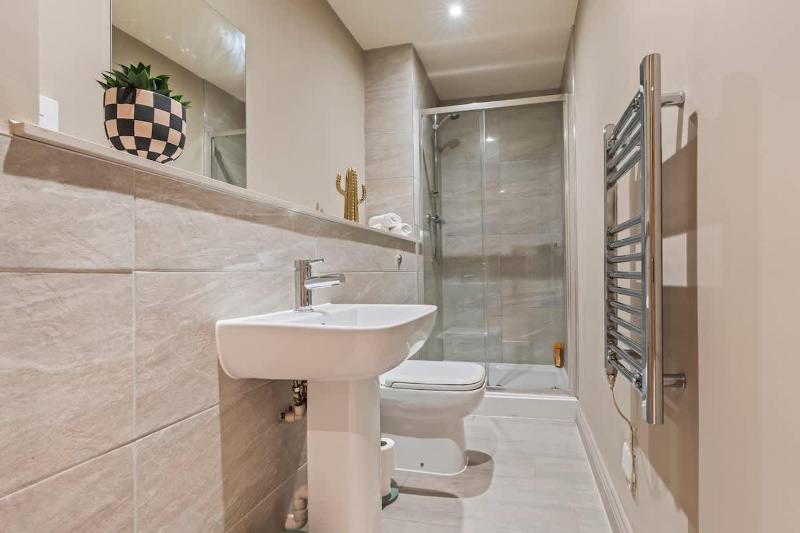 Modern 2BR Apt in Leeds Arena Uni City Hub Stay - image 11