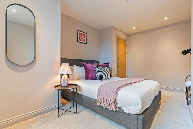 Modern 2BR Apt in Leeds Arena Uni City Hub Stay - image 25