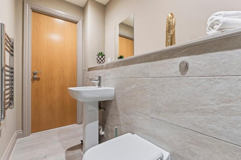 Modern 2BR Apt in Leeds Arena Uni City Hub Stay - image 3