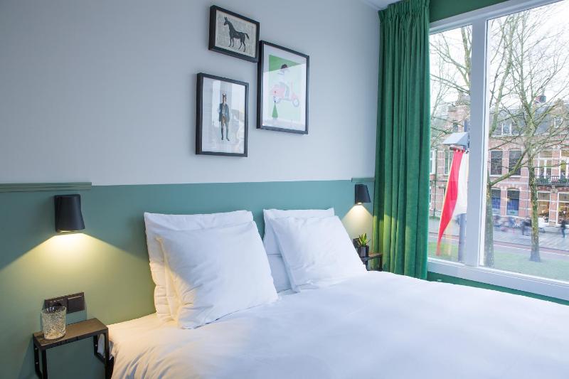 Deluxe Queen Room image 3