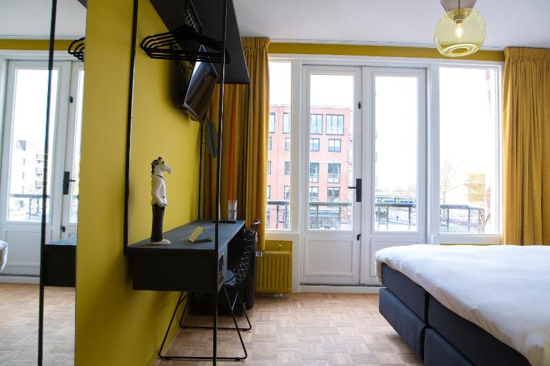 Deluxe Double Room with Balcony image 4