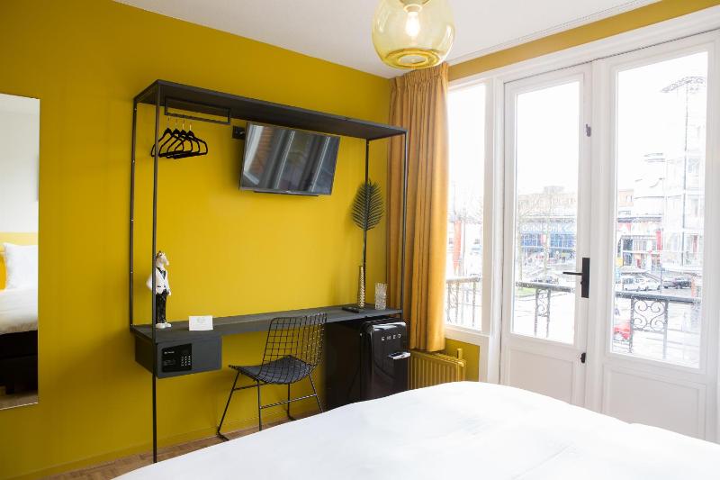 Deluxe Double Room with Balcony image 3