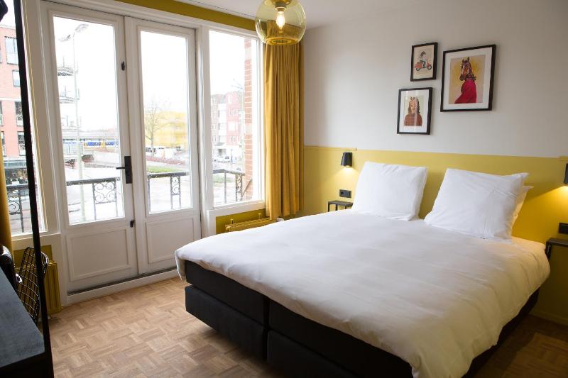 Deluxe Double Room with Balcony image 2