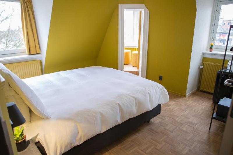 Deluxe King Room image 4