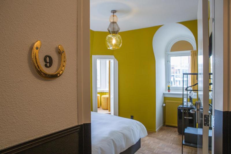 Deluxe King Room image 3