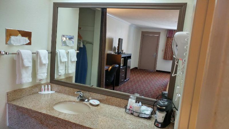 Queen Room with Two Queen Beds - Non-Smoking image 3