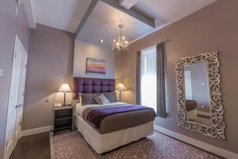 Queen Room image 3