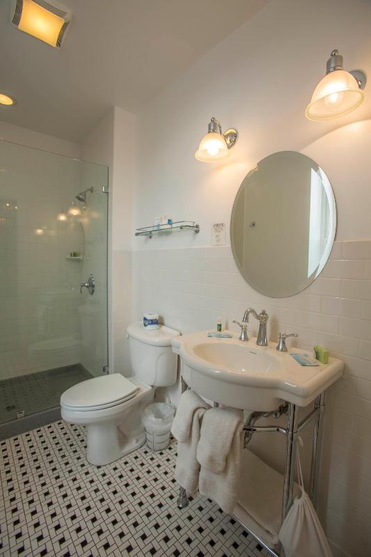 Queen Room image 2