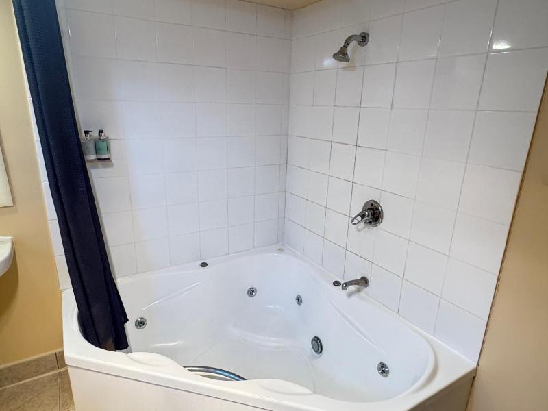 New Castle Motor Lodge - image 26