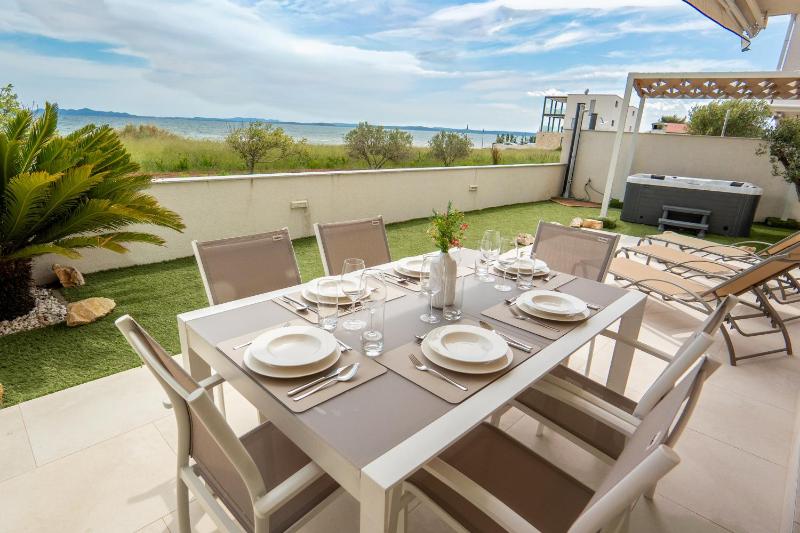 Beachfront Reiterer Villa V1 with Jacuzzi 30 meters from the Beach - CROWONDER LUXURY RENT - image 8
