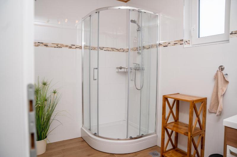 Beachfront Reiterer Villa V3 with Jacuzzi 30 meters from the Beach - CROWONDER LUXURY RENT - image 10
