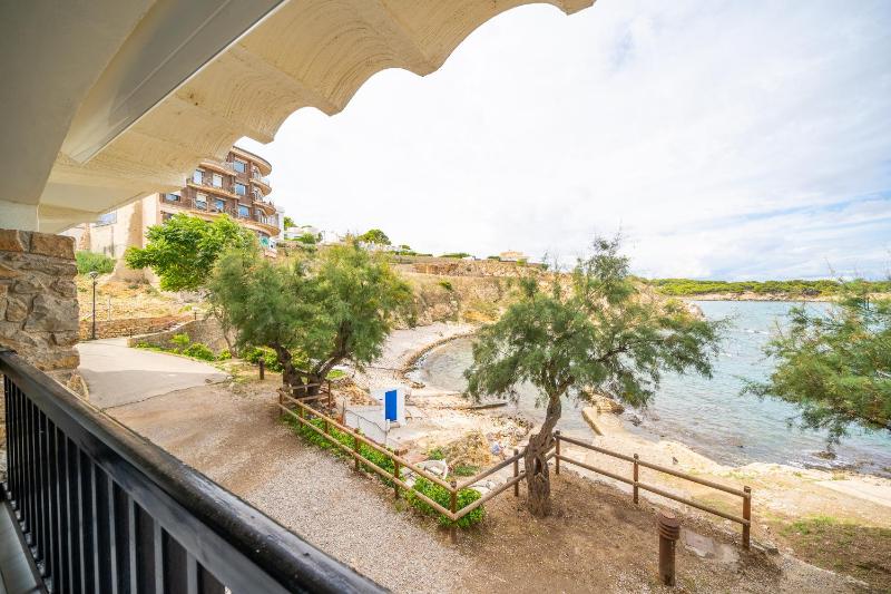 Apartamento Ivet con piscina comunitaria y a pie de la playa - image 10