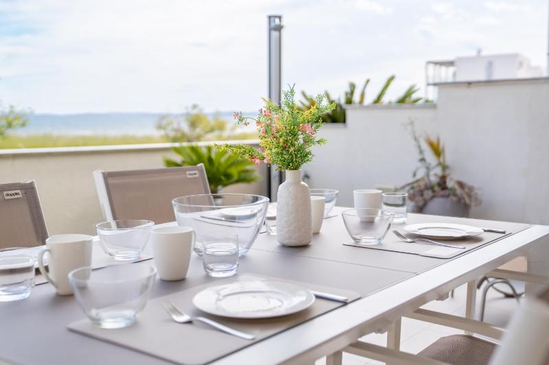 Beachfront Reiterer Villa V2 with Seaview 30 meters from the Beach - CROWONDER LUXURY RENT - image 13