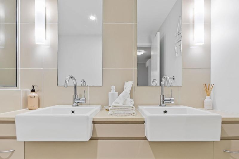 Resort Apartment - 9 Pools & Gym Access - image 11